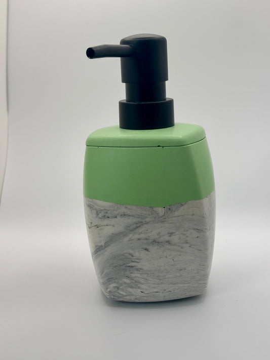 Distributeur de savon liquide en jesmonite vert pomme et effet marbre