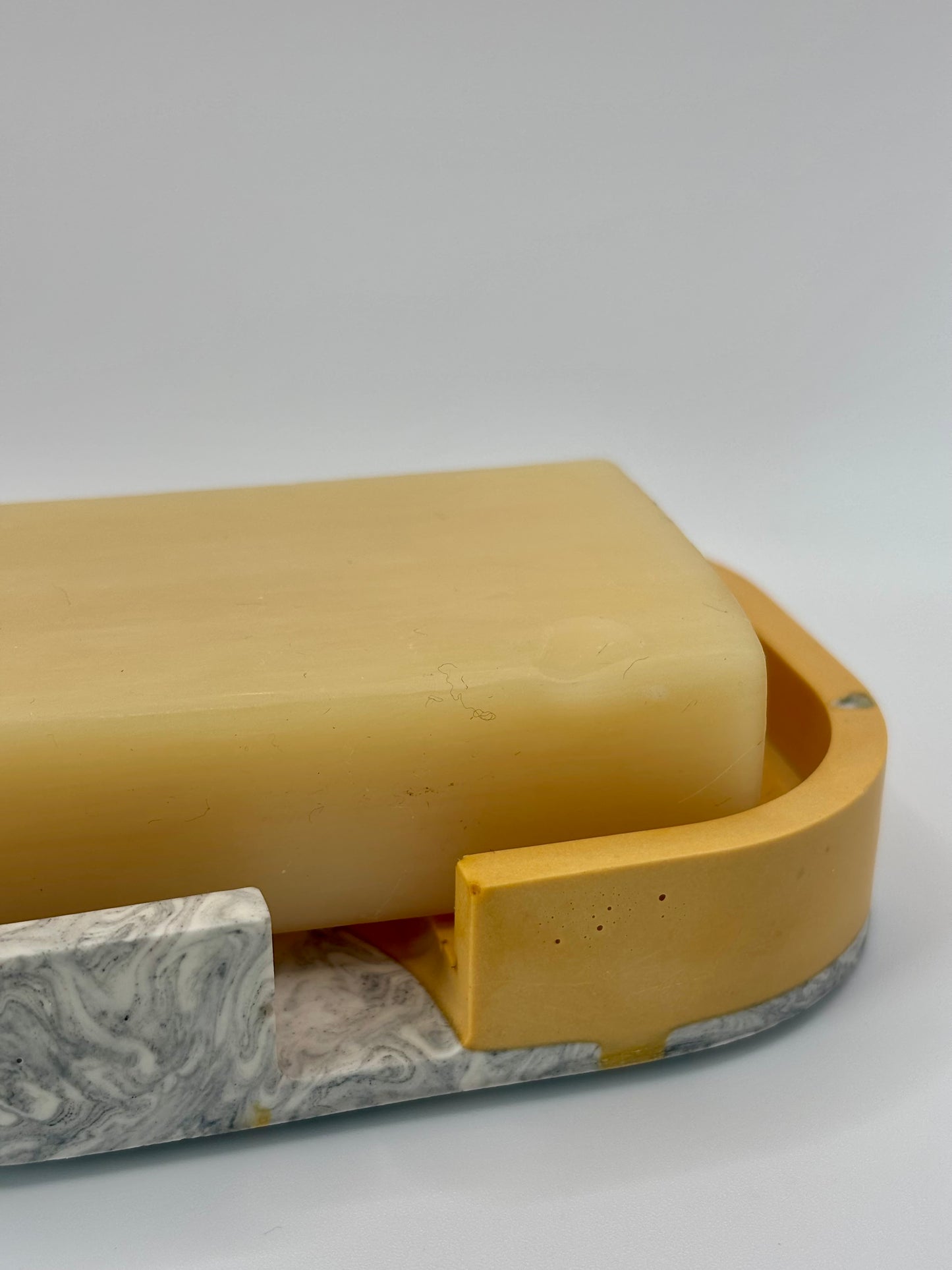 Support pour savon couleur jaune moutarde avec effet marbre en jesmonite