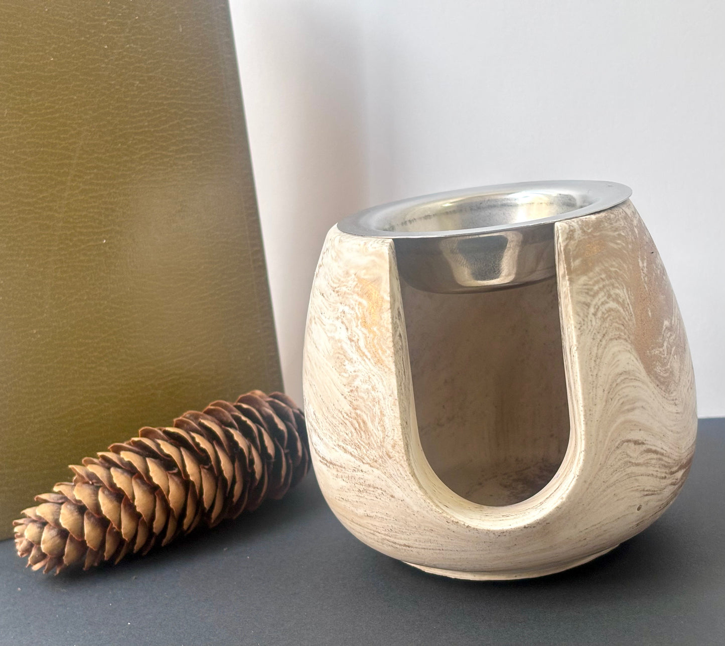 Brûle-parfum décoratif jesmonite pour ambiance automnale et cocooning