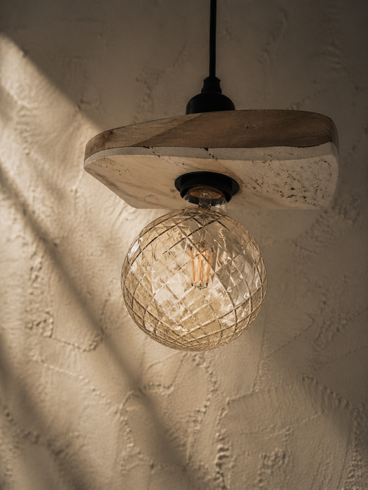 lumiere à suspendre en jesmonite et bois