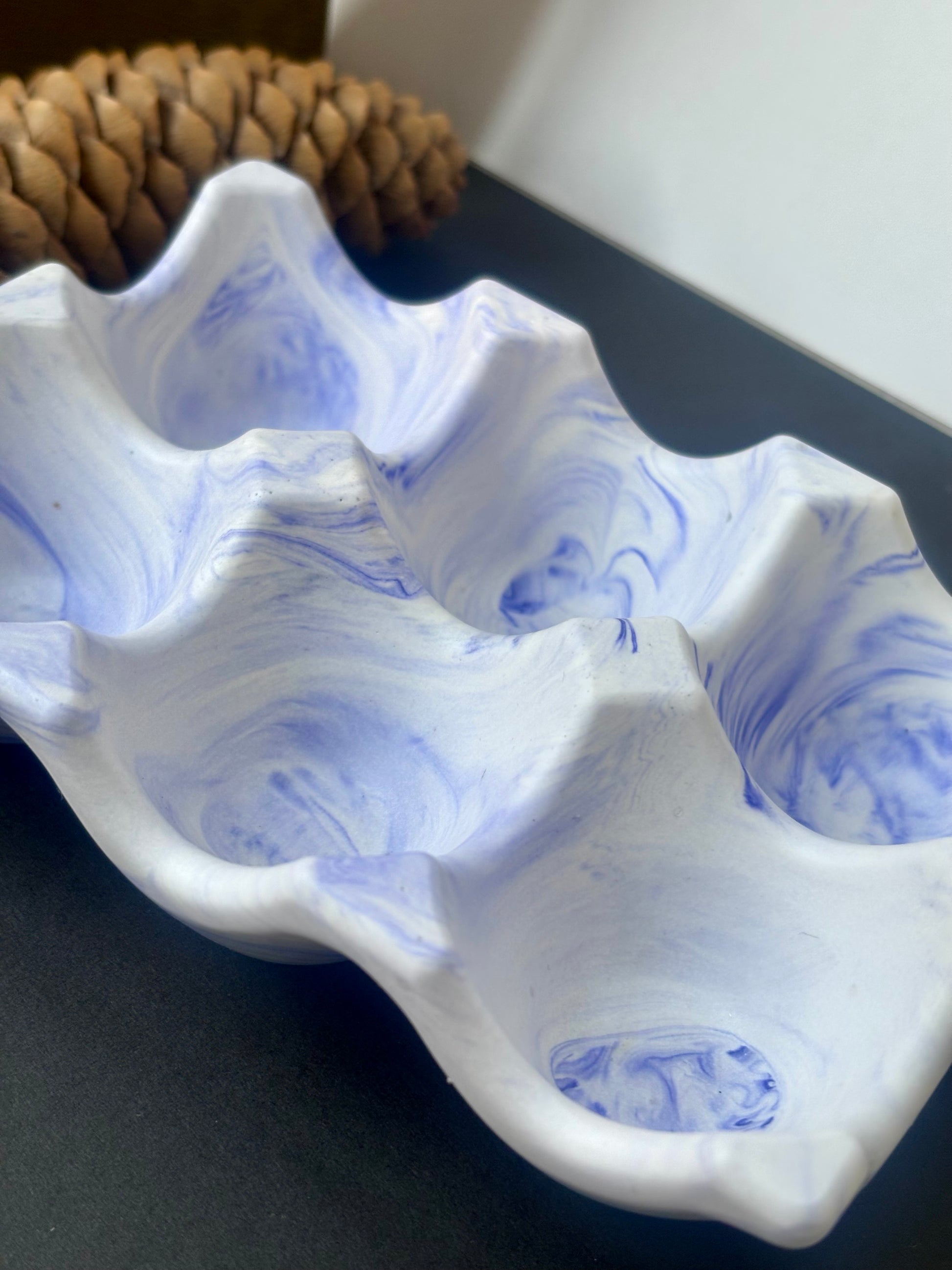 Plateau à œufs en jesmonite marbré blanc et bleu lavande – création artisanale Studio Unik