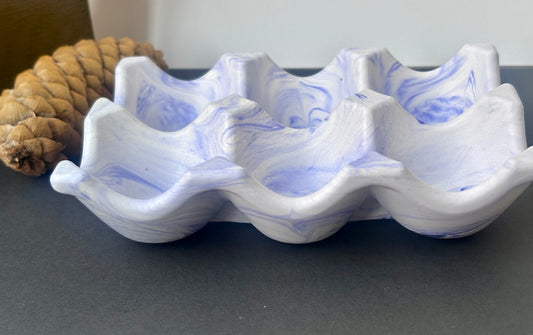 Plateau design en jesmonite marbré bleu et blanc – objet déco fait main