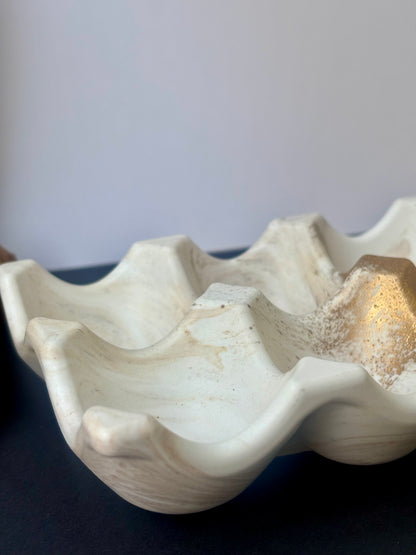 Porte-œufs décoratif en jesmonite marbrée dorée et brune – Studio Unik