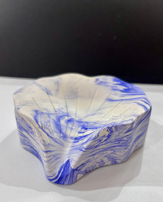 Porte-savon en jesmonite marbré blanc et bleu océan – création artisanale Studio Unik
