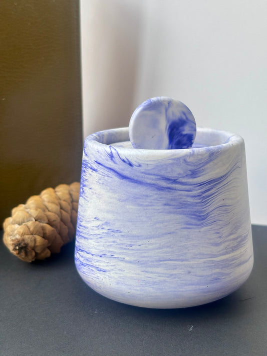 Pot en jesmonite marbré blanc et bleu outremer – création artisanale Studio Unik