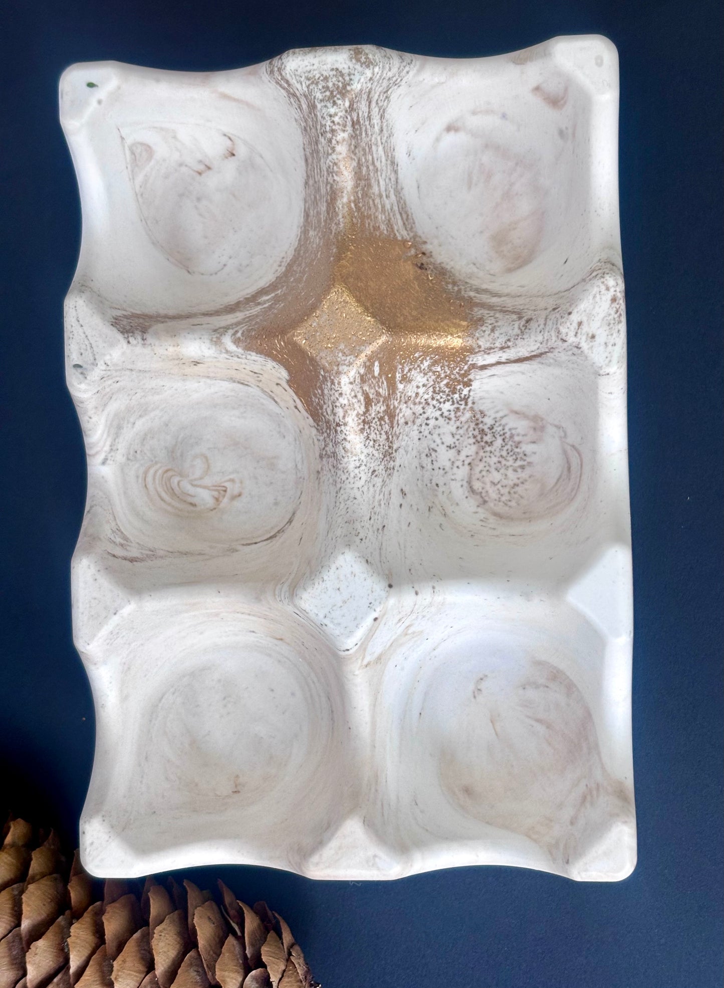Support à œufs artisanal marbré blanc et doré – objet déco fait main
