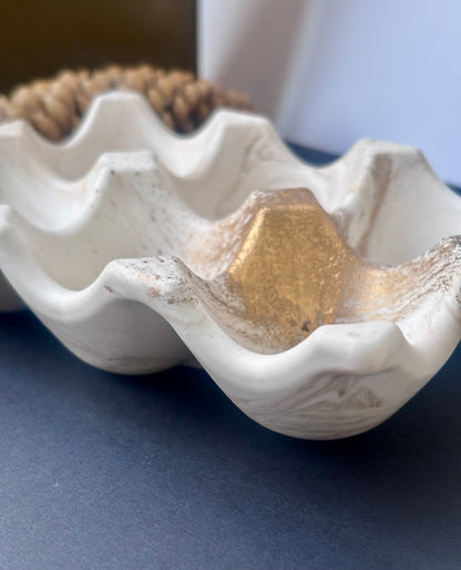 Support à œufs en jesmonite marbré blanc, marron et doré – création artisanale Studio Unik