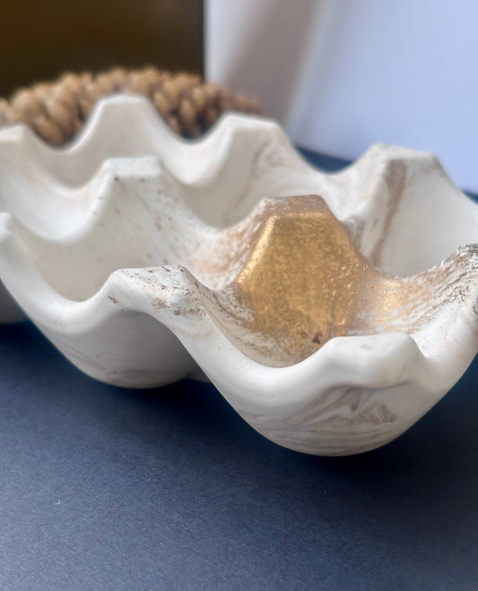 Support à œufs en jesmonite marbré blanc, marron et doré – création artisanale Studio Unik
